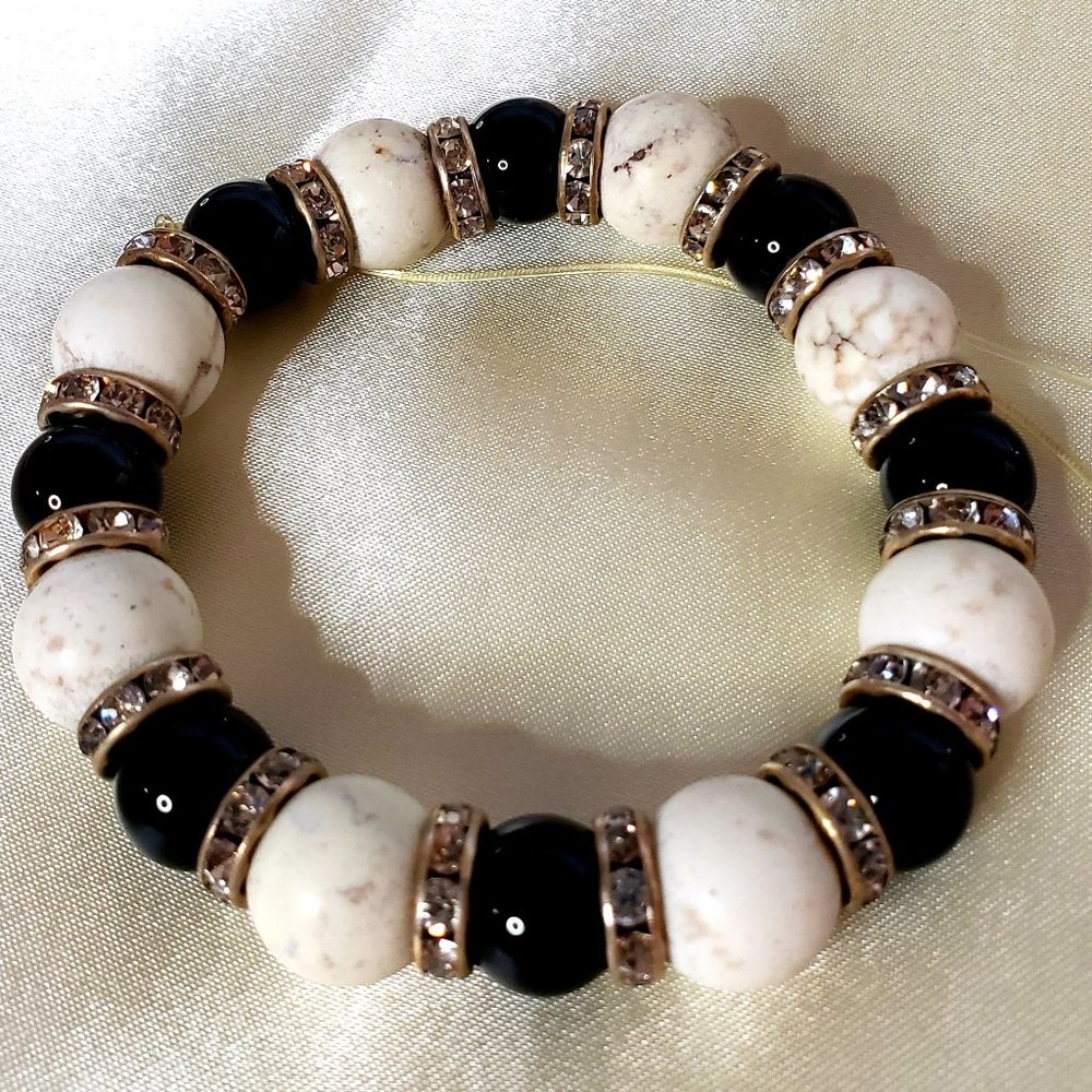 Black shiny onyx and white turquoise bracelet - Picture 2 of 5